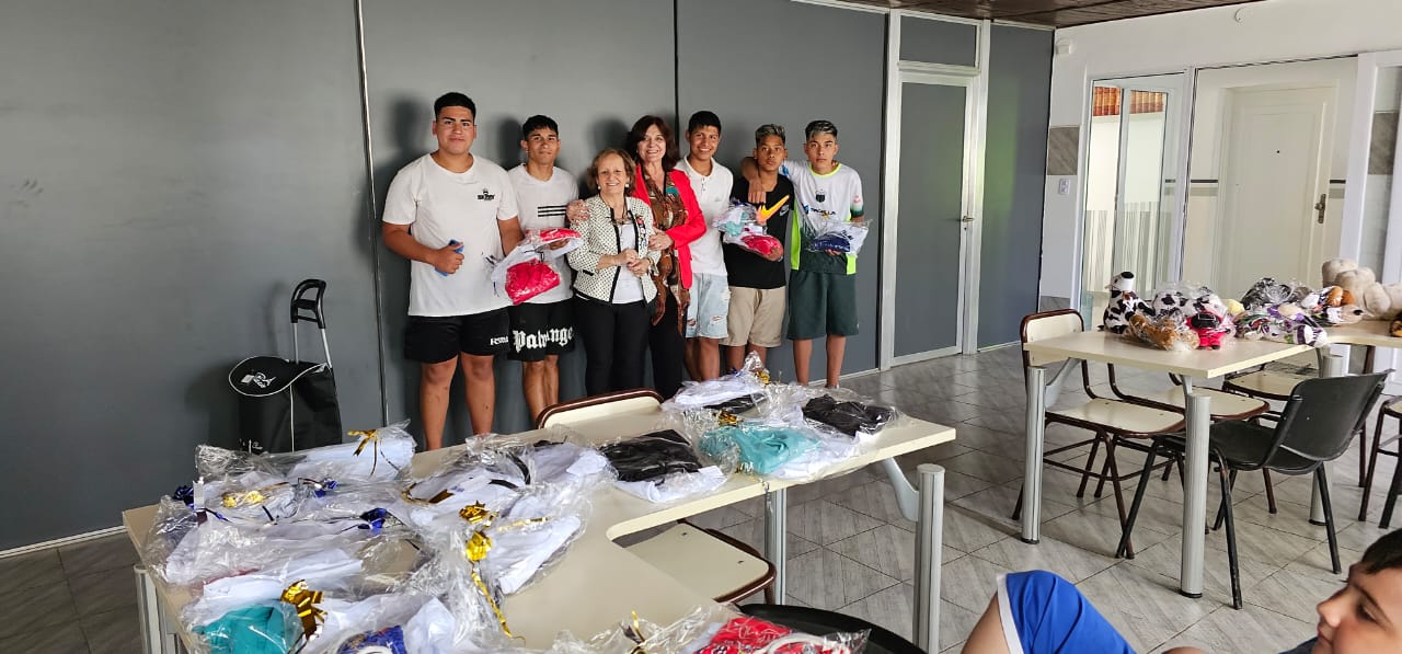 Donación de ropa al hogar de niños 